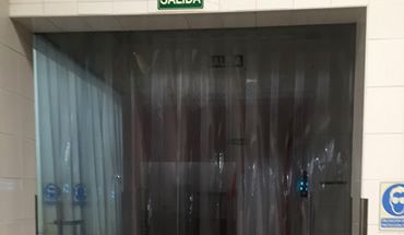 Cortina de tiras plásticas como barrera física contra plagas