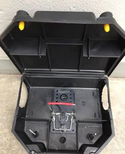 Caja con trampa mecánica para roedores